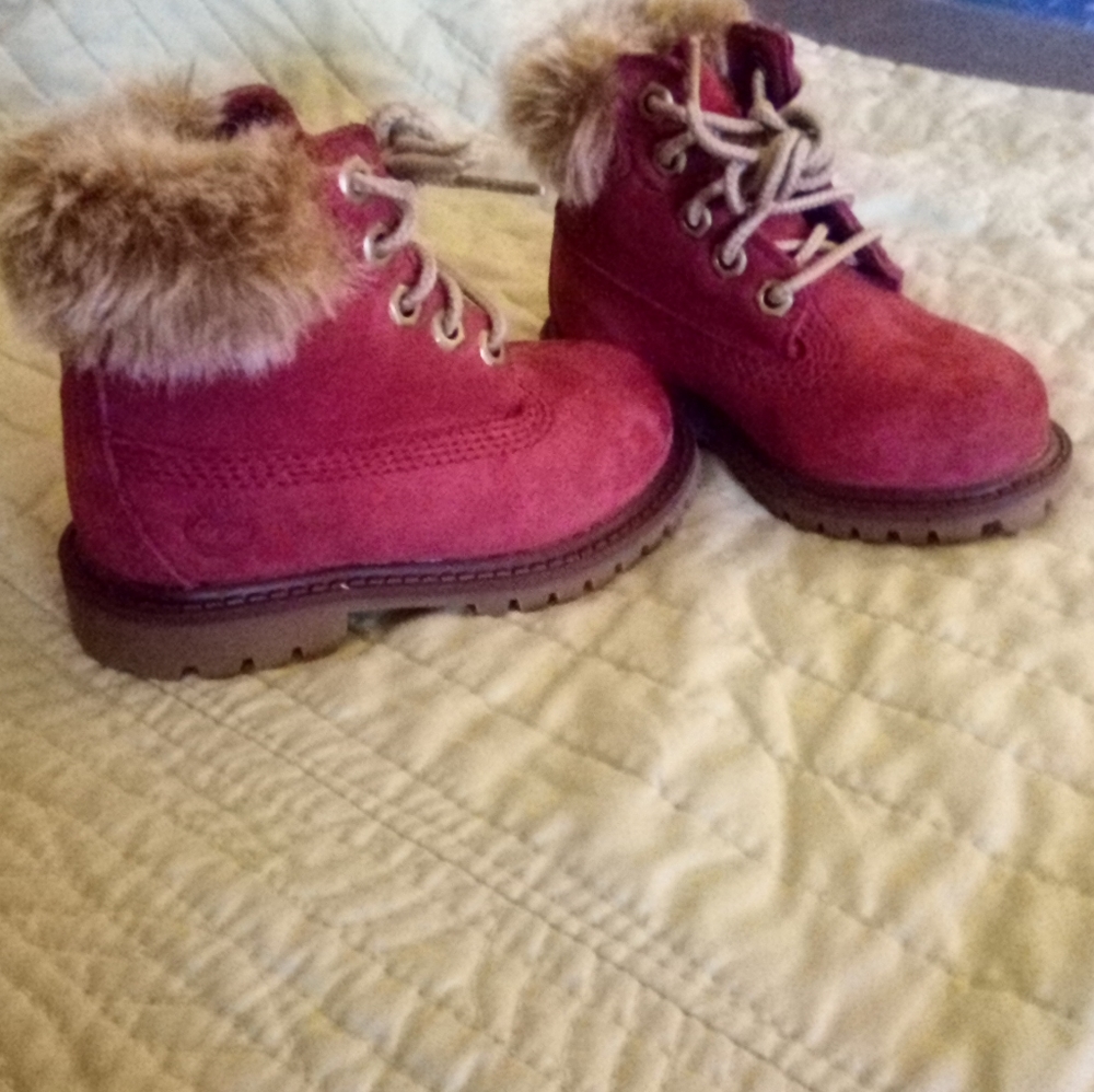 Toddler size 5c Timberland boots with fur color Burgundy.